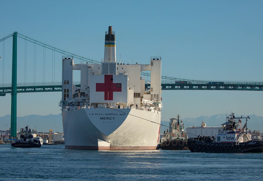 然而真相是,截至周五,美国海军"安慰号"医疗船的500个床位中,只有71个