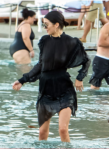 超模肯豆晒海滩度假照缓解隔离的烦闷,好久没出门快憋疯了