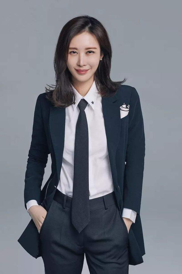 而后出演陈可辛监制的《三更2之饺子》饰演配角,她的人生轨迹格外神奇