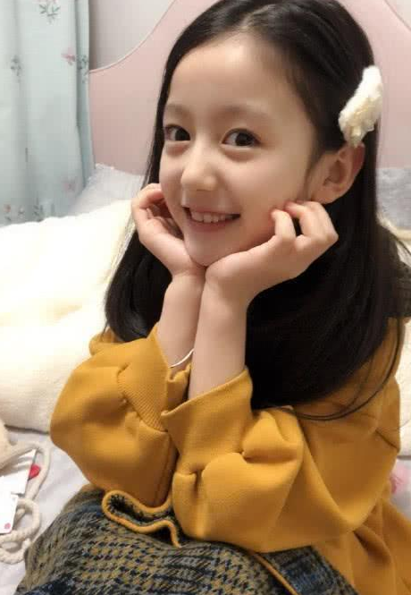 本以为9岁的裴佳欣够美了,直到看见她,才知道啥叫
