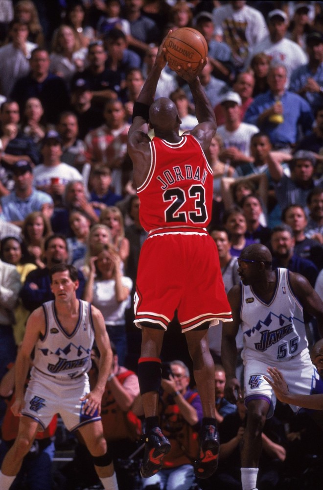 乔丹总决赛绝杀马龙打脸mvp脱水赢天王山被皮蓬搀扶下场