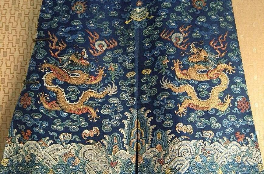 但是,皇帝为了显示对某些人的看重,便会允许他们穿五爪蟒袍的官服.