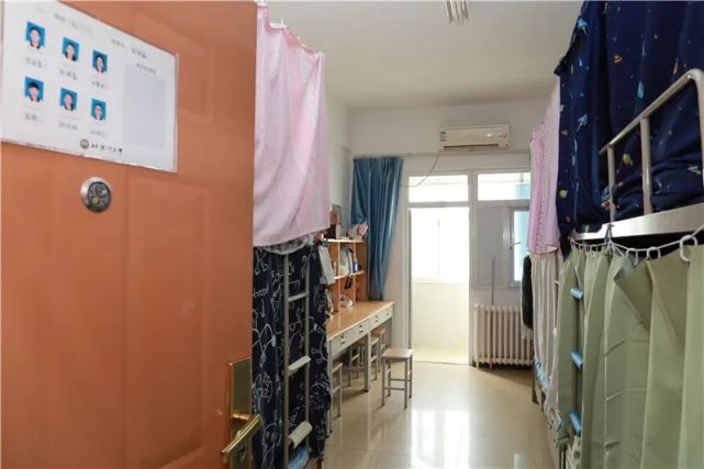 专人巡查保持距离北京市第二中学4月20日,北京二中"学生"陆续到校