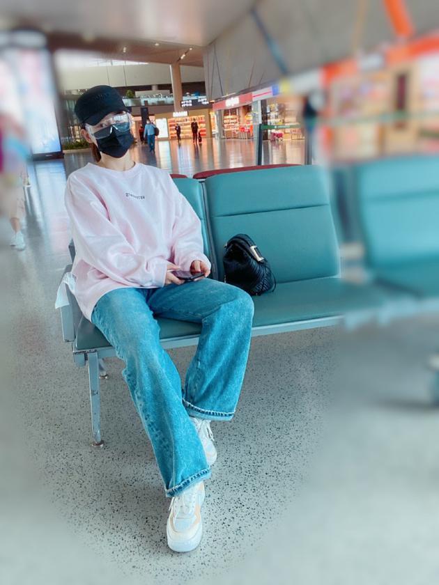 袁姗姗机场候机坐姿乖巧 戴口罩护目镜防范超到位
