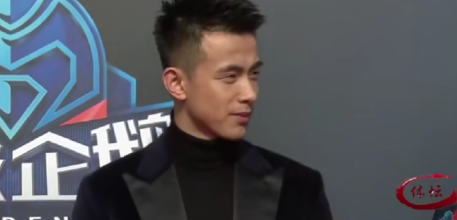 球风飘逸,一直深受球迷喜爱,尤其是女性球迷,这是赵继伟身穿正装出席