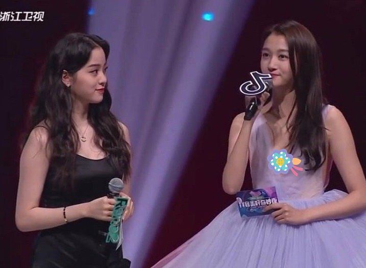 关晓彤欧阳娜娜同框离开十级滤镜温柔灵动是最美的诠释