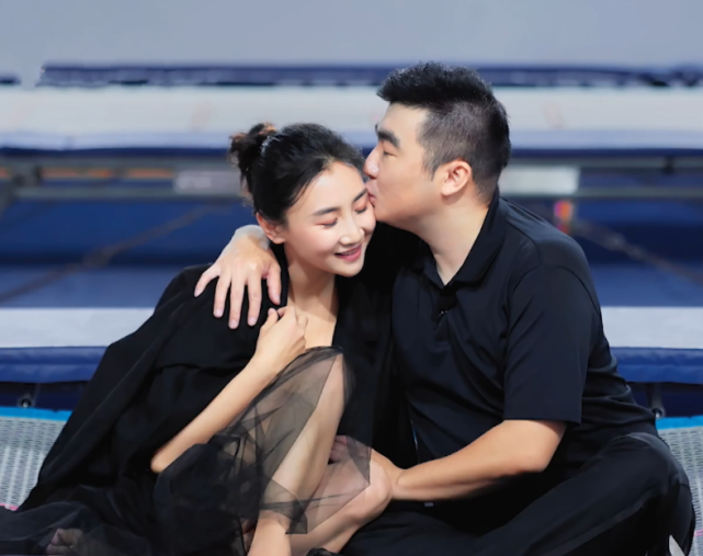 何雯娜穿黑色体操服拍婚纱照看到摄影师走过来梁超闲不住了