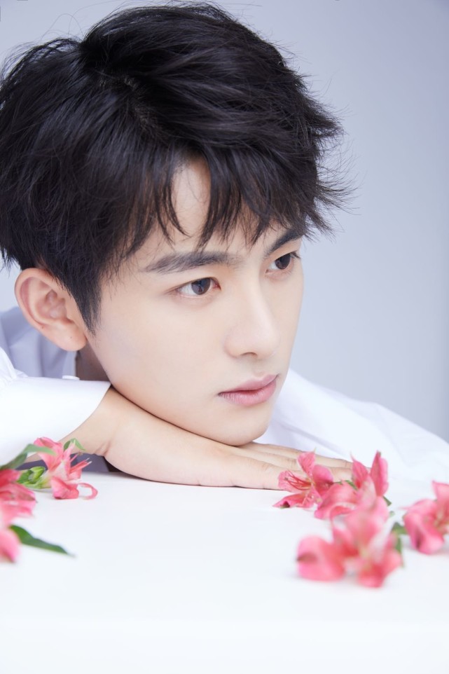 今日,龙韬娱乐签约艺人铭亮的一组生日宣传照曝光,照片中,金牛座的