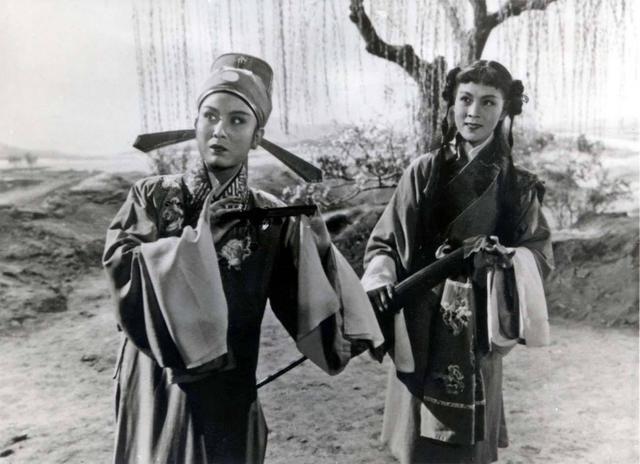 是通过1950年代严凤英主演的黄梅戏电影《天仙配》,由此黄梅戏享誉海