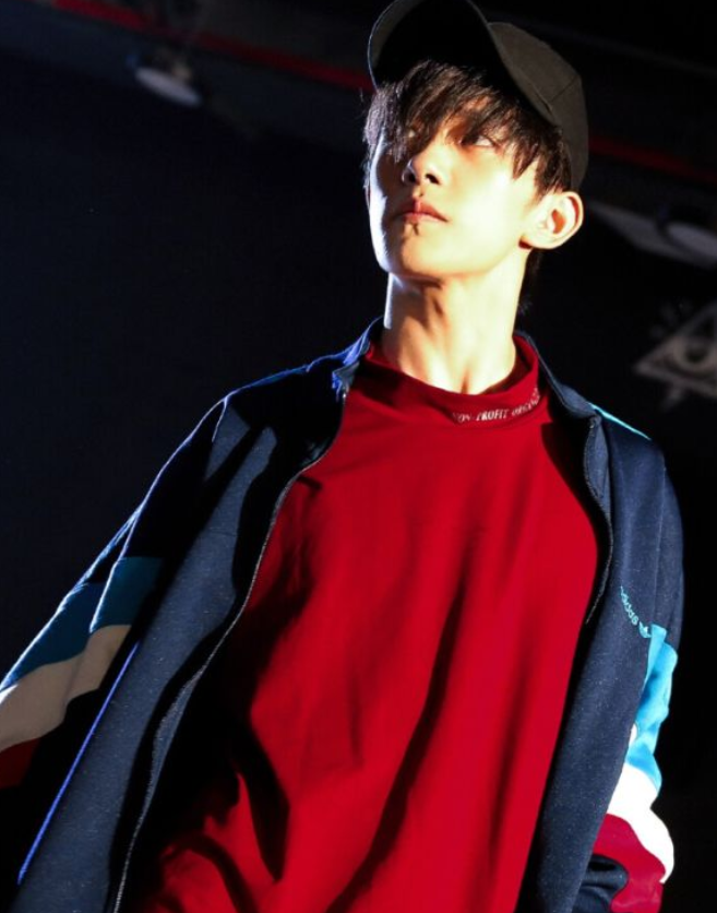 易烊千玺19岁首张自拍火了就算背景打码还是被发现了猫腻