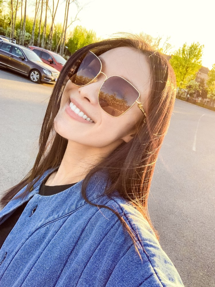 倪妮秀新照 复古牛仔配茶色墨镜 高级感十足让人难以模仿 腾讯新闻