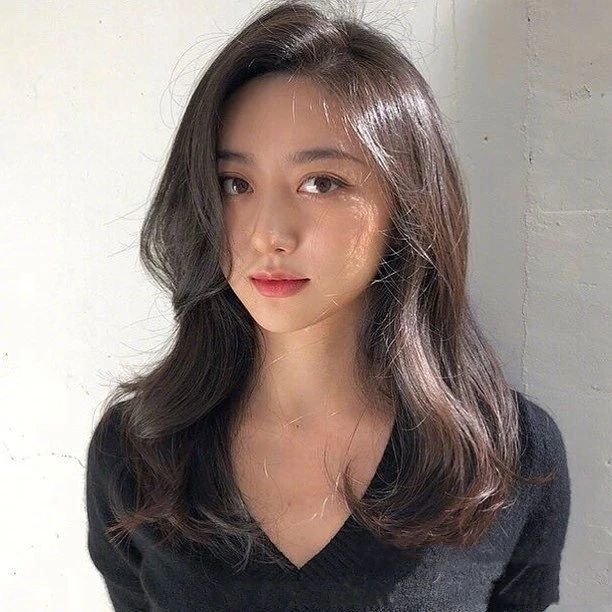 想拥有女神级偏分发型,不要忘记做这两件事,修饰脸型更有高级感