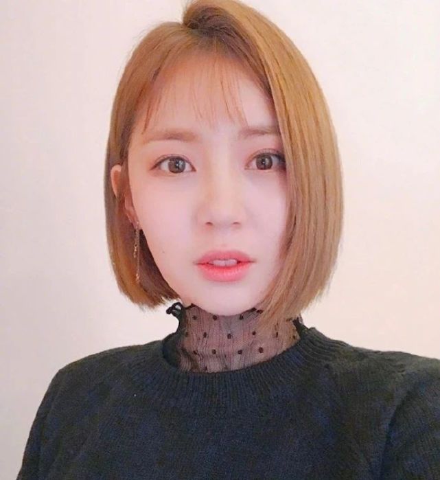 3.偏分蛋卷短发发量比较少的短发女生,则可以考虑一下偏分蛋卷头.