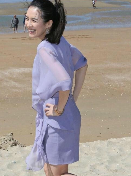 章子怡海滩照曝光,当镜头照到全身后,看到无修饰的腿,太真实了