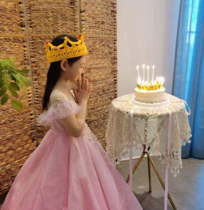 张梓琳晒女儿生日合照,胖妹穿公主装许愿,模样清秀十分惹人爱