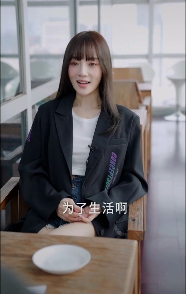 画面一开始,就有不少网友把中间同样齐刘海的主播认成是李小璐,还惊讶