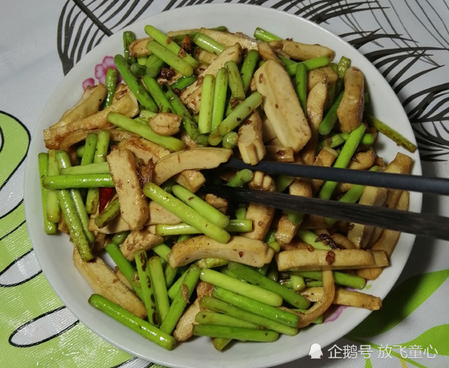 家常蒜薹炒豆乾好吃有訣竅蒜薹爽脆豆乾香酥營養美味更下飯