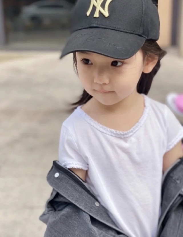 董璇女儿又晒美照3岁就是小潮人牛仔外套配棒球帽比大人时髦