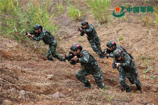 邵濱 攝特戰隊員飛躍獨木橋煙霧地帶.