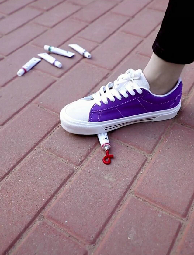 美术生用脚踩颜料作画,开始:心在滴血,结果:是真实存在的吗?