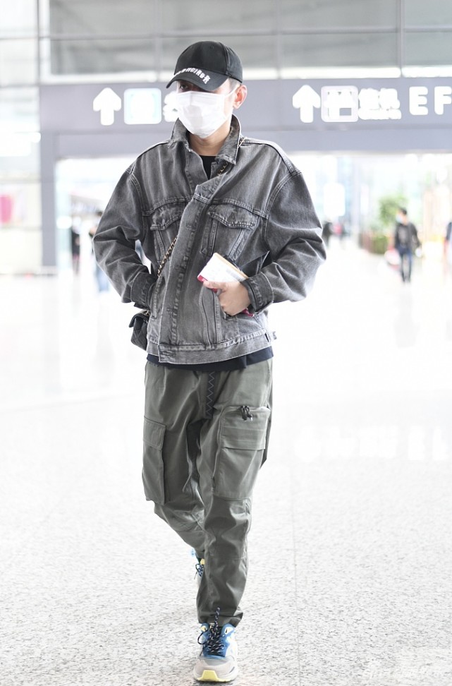 李维嘉牛仔衣工装裤现身机场又酷又帅挥手打招呼显亲和