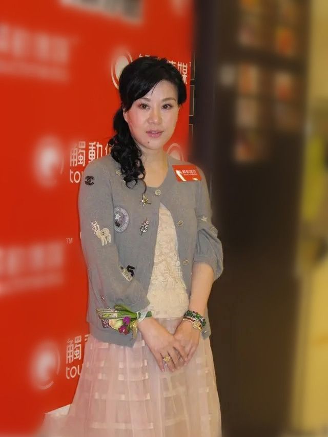 吕良伟老婆杨小娟看着就贤惠,穿衣打扮虽保守,看起来却不俗气!