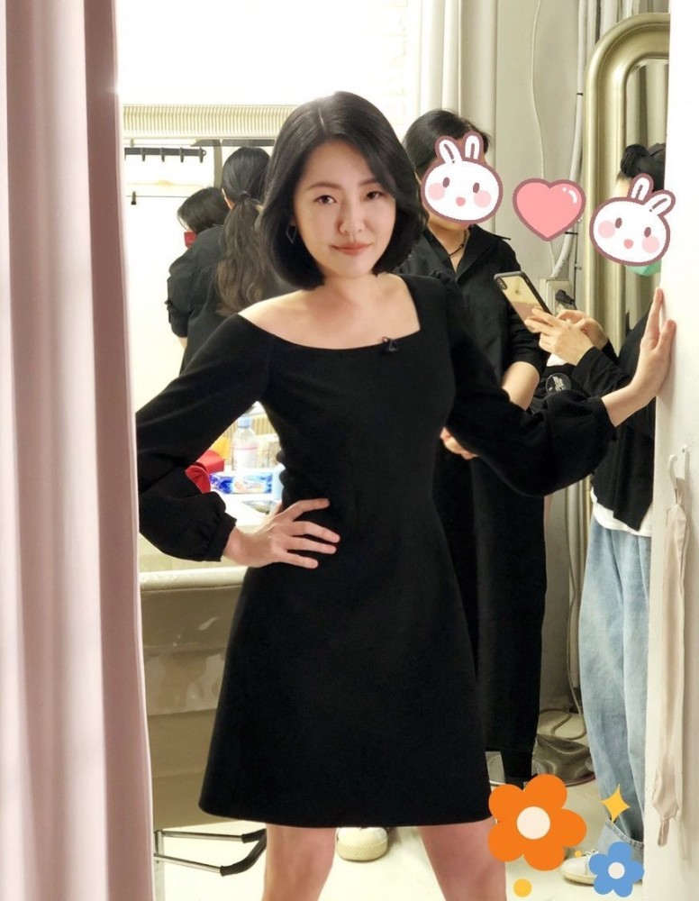 小s哪像3个孩子的妈,穿黑色连衣裙配短发,小露香肩少女感十足