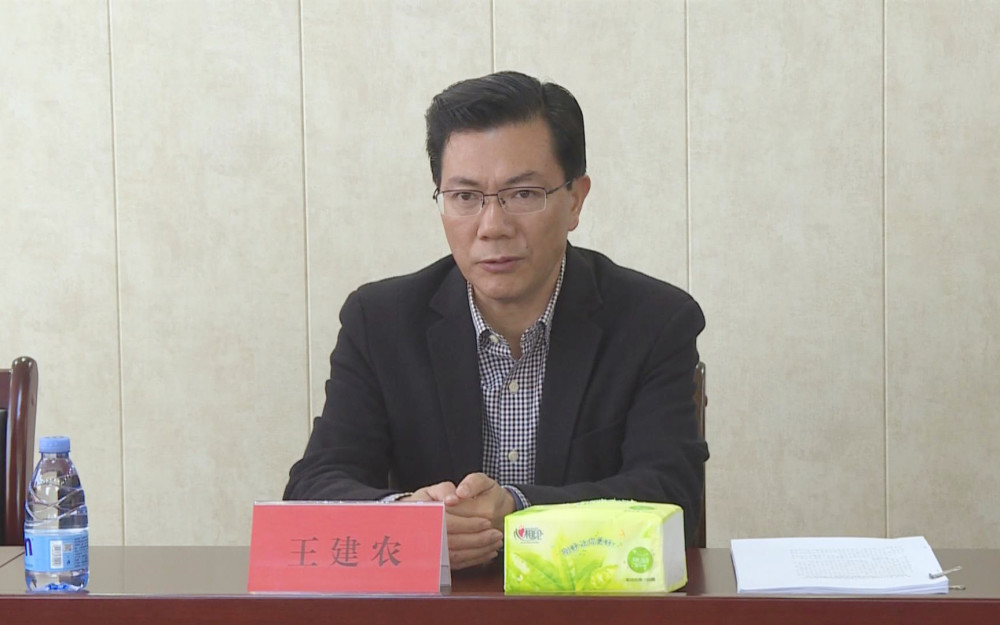 冷水江副市长王建农代表市委,市政府对项目的成功签约表示热烈祝贺.