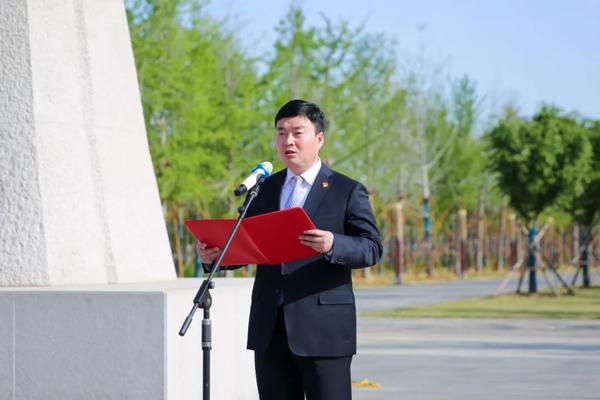 县委副书记潘奇峰宣读了《清丰县第三届农村"孝老子女"表彰决定》.