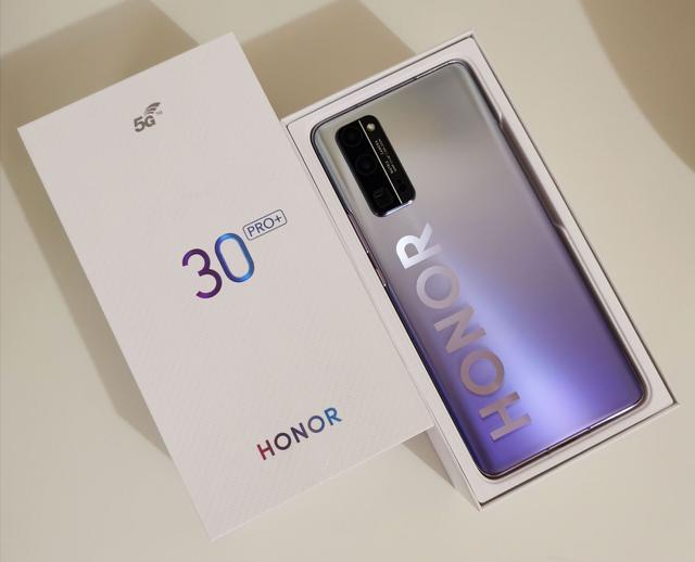 首先,在样式方面,honor 30,30 pro,30 pro  的背面使用了"麻将"型后置