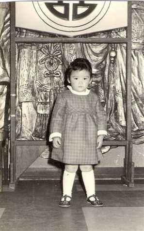 小时候的周慧敏是不幸的,出生在一个单亲家庭,并且是一个遗腹子.