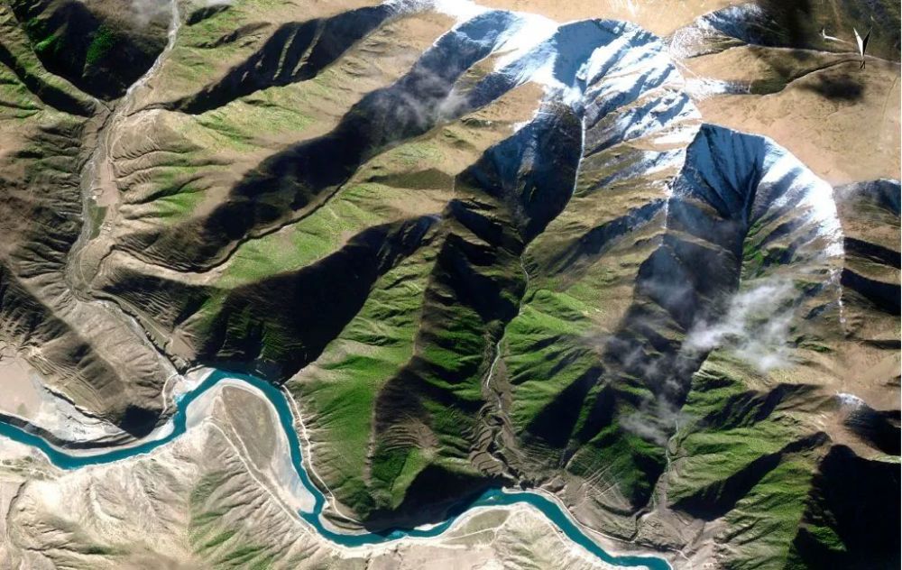 流水作画—三江源辫状水系水与沙的交融—青海湖东一半蓝湖,一半沙漠