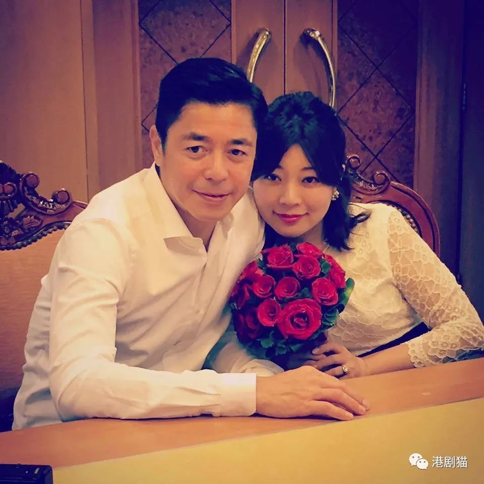 爱妻号何启南努力养家何启南曾指自己26岁结过一次婚,但当时年轻未定