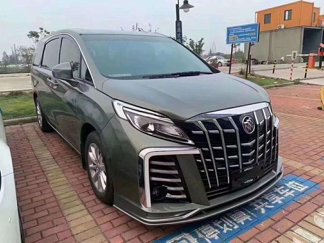 33万买别克gl8车主亲自操刀改装开埃尔法的客户投来赞许目光