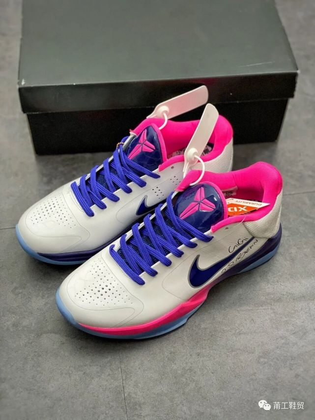 nike zoom kobe 5 wolf grey 科比5实战61球篮69鞋,主体以粉,白