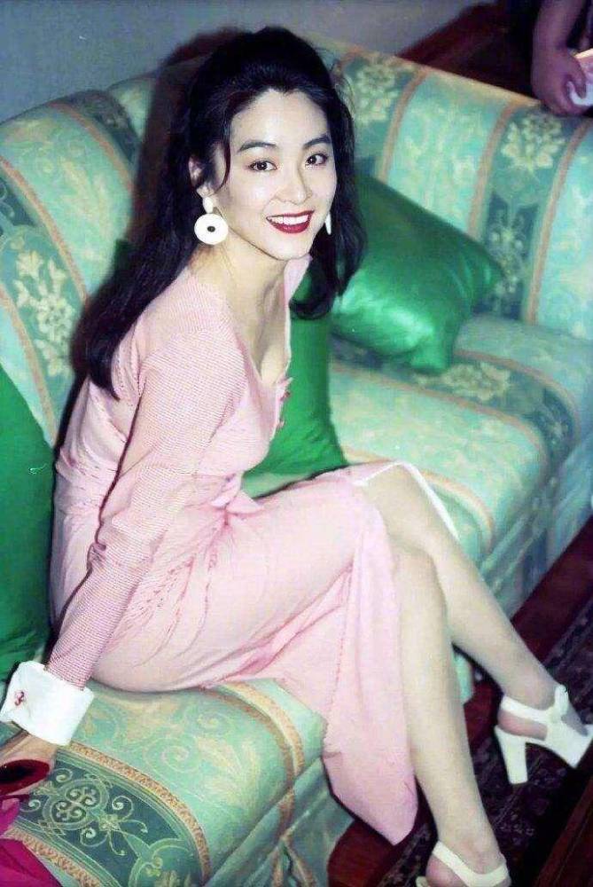 66岁林青霞越老越美穿长裙开叉到大腿好身材比脸上皱纹更抢镜