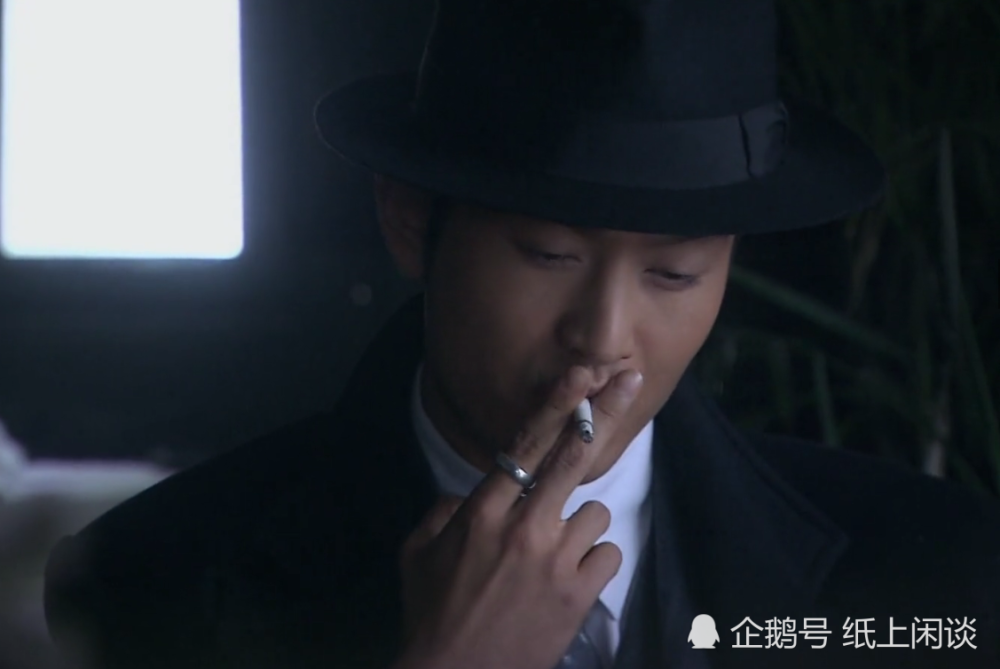 李佳琦车内抽烟被偷拍,黄晓明王宝强烟不离手,却无人吐槽?