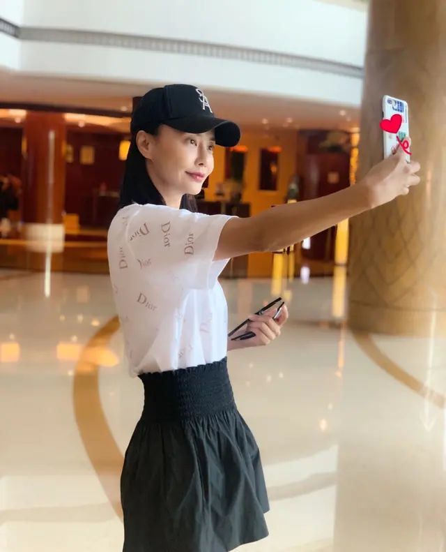 43岁马雅舒素颜好清纯但穿的太穷酸t恤搭条廉价阔腿裤