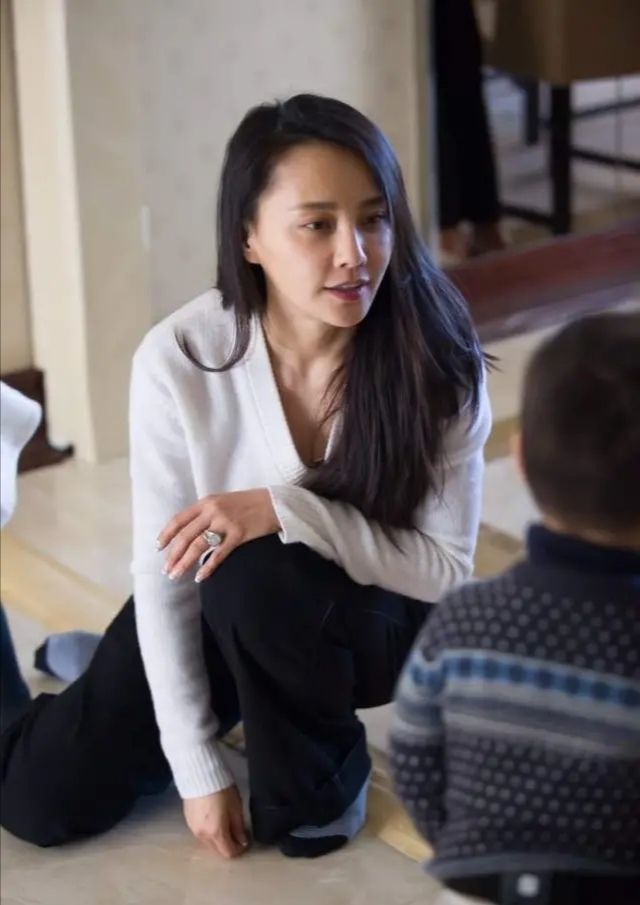 43岁马雅舒素颜好清纯但穿的太穷酸t恤搭条廉价阔腿裤