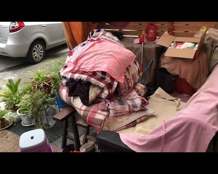 算错日期搬错家,老太的被子被儿子扔出门,伤心