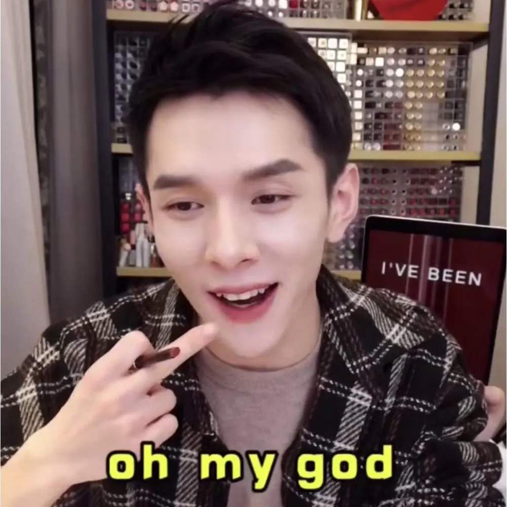 李佳琦直播翻车,忘开美颜满脸痘印皱纹多,网友:带货一哥皮肤竟也这么