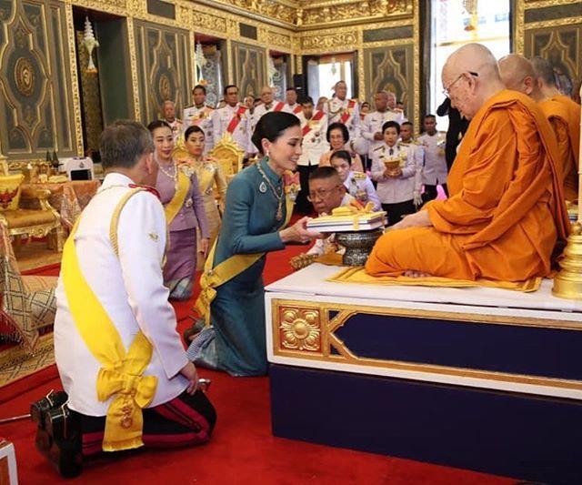 泰国王后可不是软柿子贴心抓着太后的手讨好婆婆假装乖巧