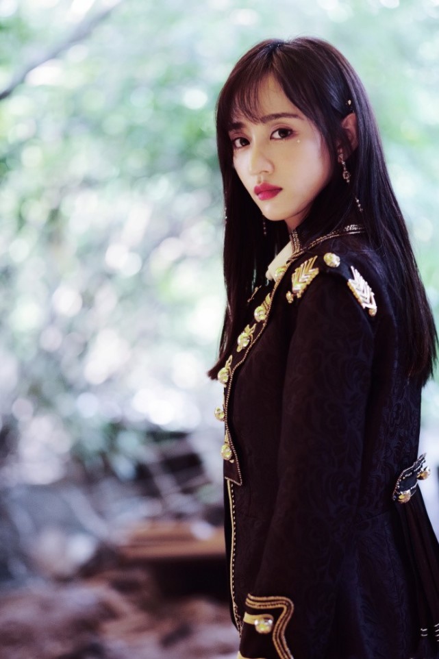 黄婷婷一身黑色风衣 帅气优雅迷人