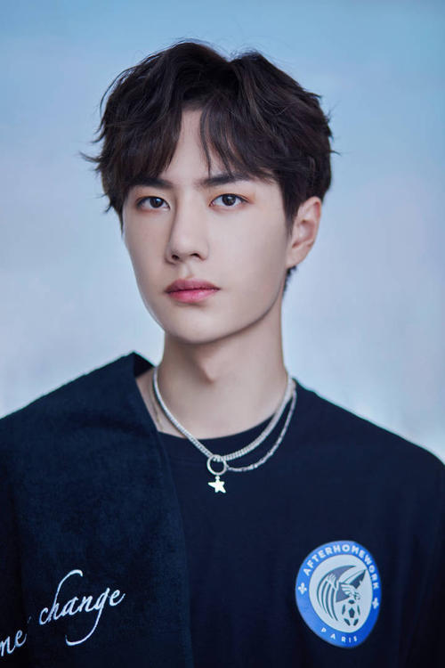 王一博|王一博出席发布会，身穿牛仔夹克，裤子被半拉被网友质疑？