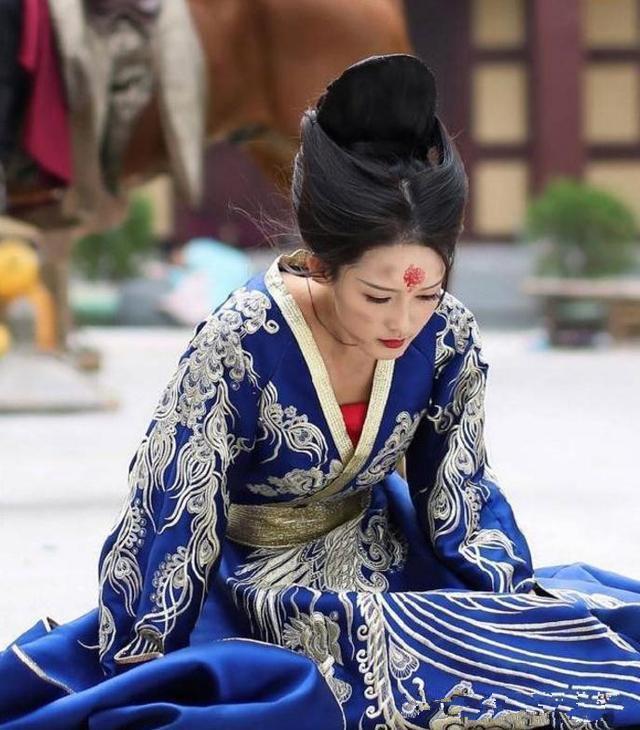 古装剧中女星摔倒在地杨幂美到肝颤杨紫隔着屏幕都感觉疼