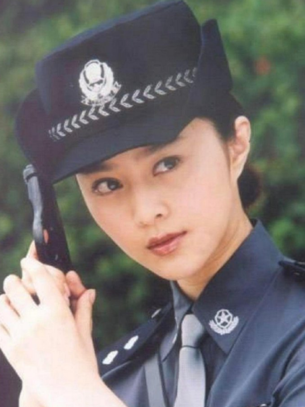 当女演员穿上警服：张馨予没特点，刘诗诗短发降低辨识度，杨幂气质十足！