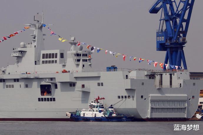 075型两栖攻击舰2号舰顺利下水形成双两栖攻击舰作战编队指日可待