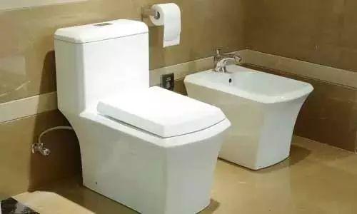 小便溅到马桶上 马桶又黄又臭 这样清理干净多了 腾讯新闻