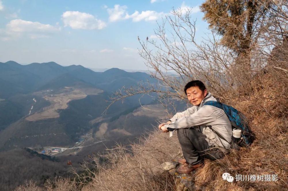 霍锋遥望生养的地方文王山北麓,店子河水弯悠悠的向西流去长焦拉近看