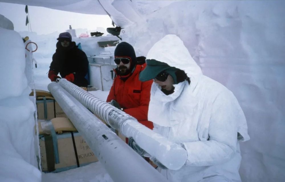 2009 年,科学家在南极洲伯克纳岛钻取冰芯.